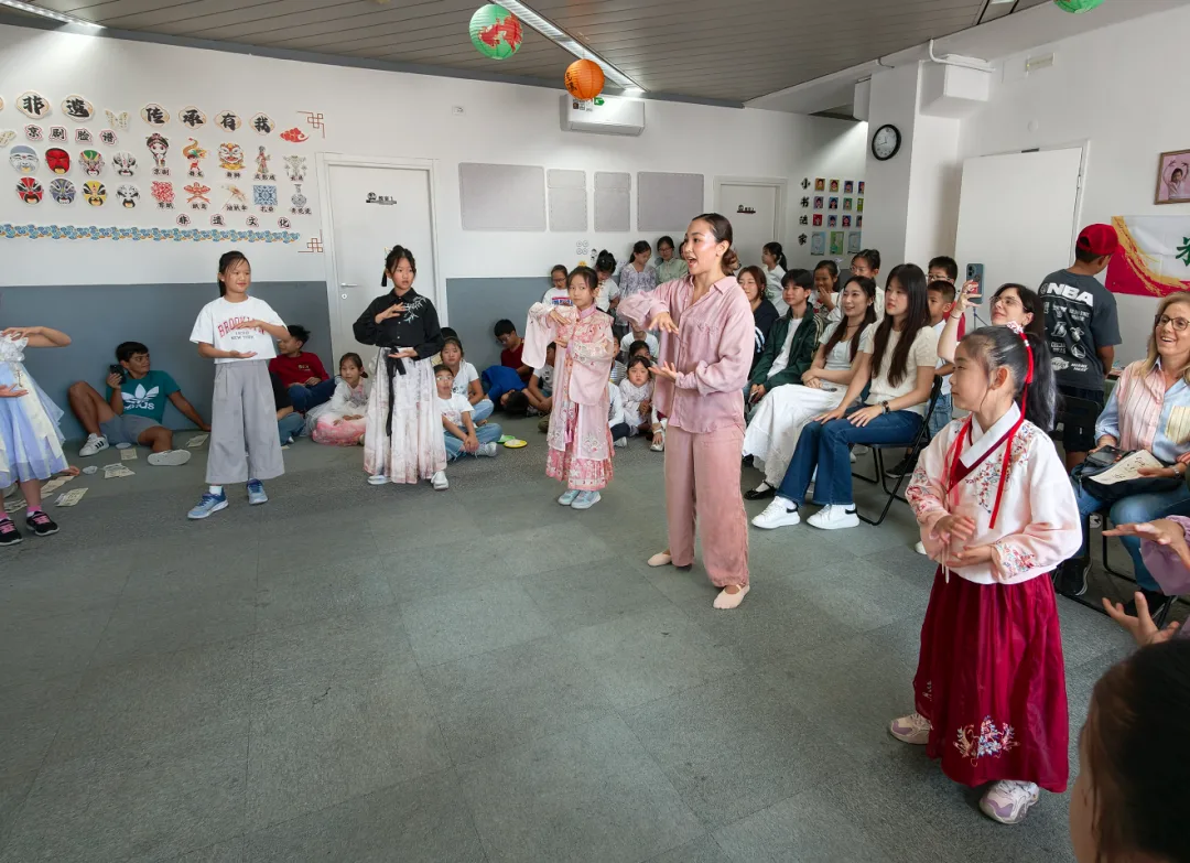 月圆米兰 · 中意同辉 II 米兰华阳中文学校 联合 米兰大学孔子学院、米兰国立高中Ilaria Alpi 成功举办中秋游园会 - 配图10