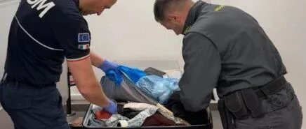 贝卢斯科尼机场一下子拦住15名华人