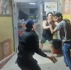 【欧浪】几个摩洛哥人在百元店大打出手 长刀棍棒砖头玻璃瓶横飞