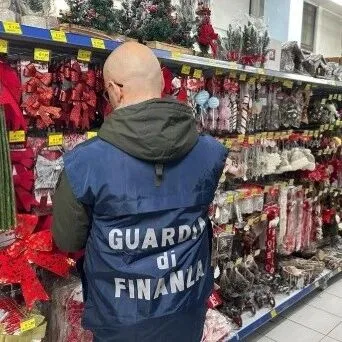 那不勒斯突击检查华人仓库和商铺：6集装箱被封，住家搜出5.6万欧元现金，微信聊天被查获