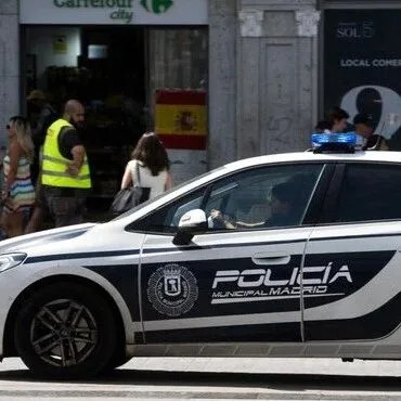 【欧浪】华人老板称货源来自华人仓库区，警方查获近300件疑似假货