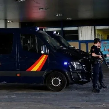 【欧浪】西班牙海岛购物中心珠宝店遭抢劫，3名蒙面人砸柜盗珠宝