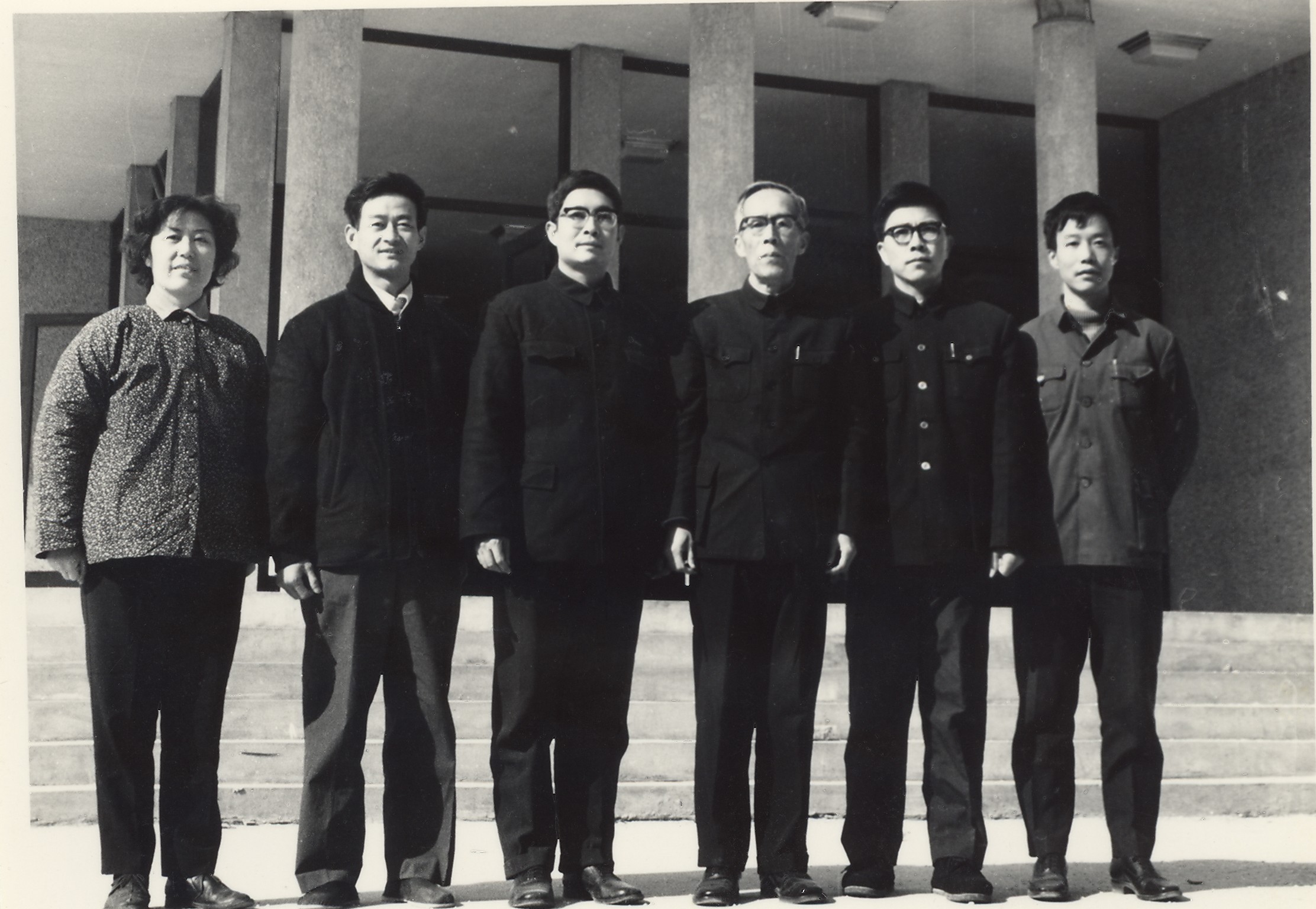 1978 年9月,中国由温州医学院缪天荣教授首创《眼视光学》,图为五位研究生与导师合影。从左至右:缪佩芬、张 剑、王光霁、缪天荣导师、施明光、缪晓平