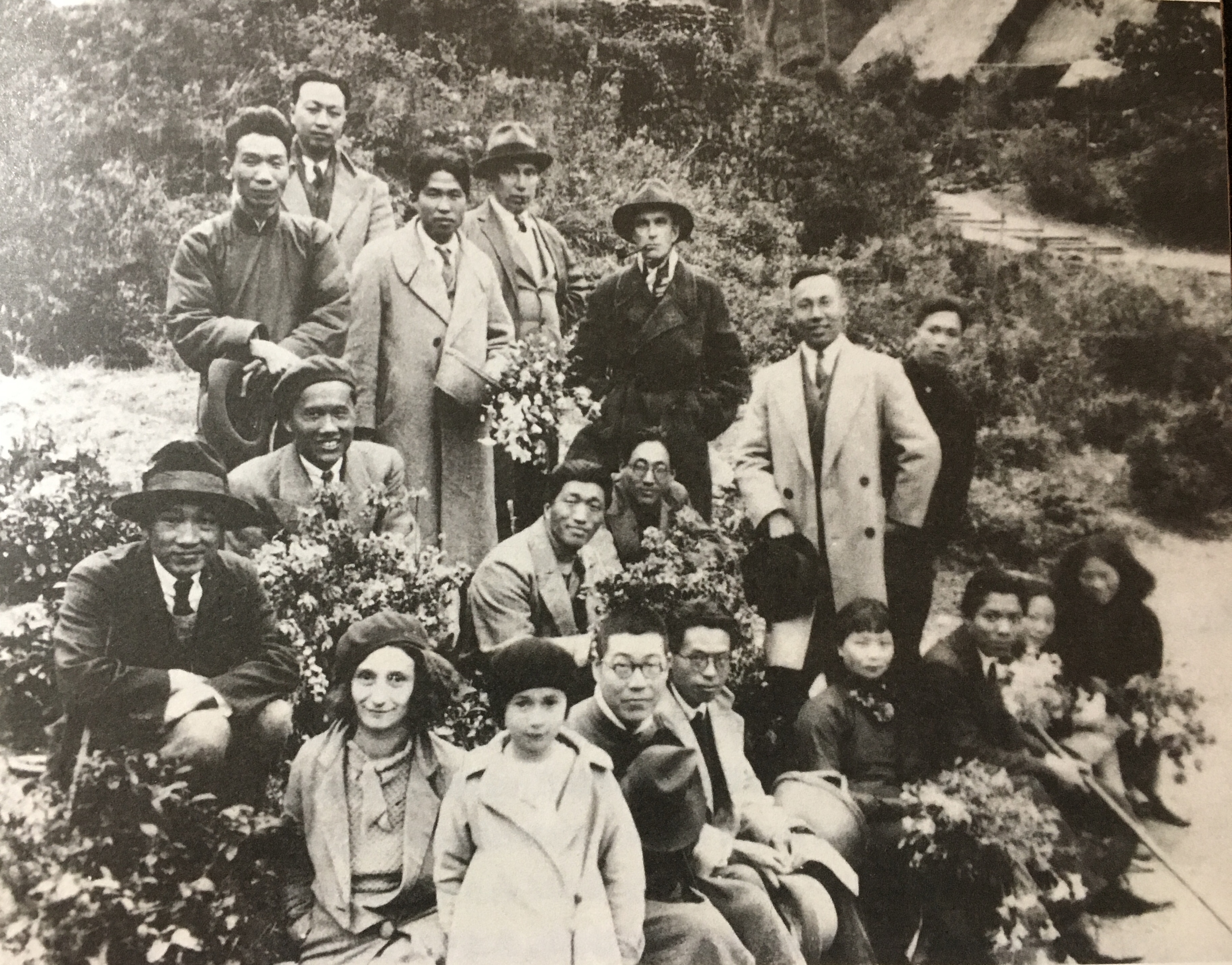 杭州艺专教师郊游合影 吴大羽（前排左五）、[[方干民