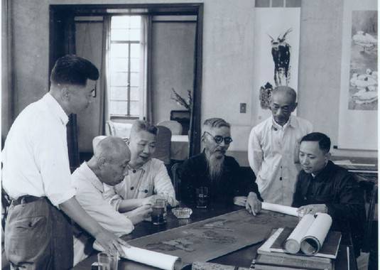 1962年林风眠与颜文梁、丰子恺、贺天健、张充仁、张乐平观摩交流画作