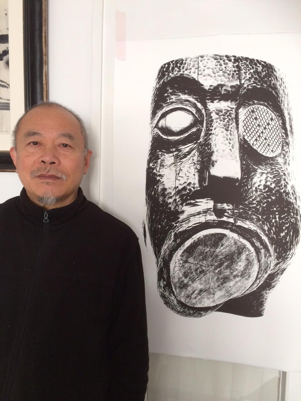 Wang Keping devant la lithographie Silence (1978).jpg