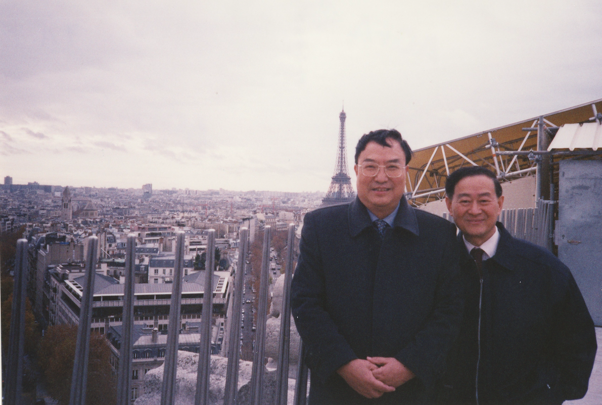 2003年11月27日,浙大原书记张浚生先生书记(左)在巴黎凯旋门上与张剑